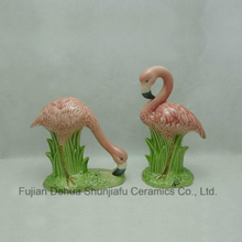 Figura de cerámica de flamenco con césped para decoración