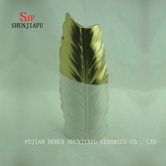 un florero electrochapado de plumas de gama alta / dorado