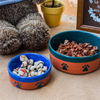 con huellas de perro Impresión de hueso impreso circular en el tazón Inferior Alimento para perros de cerámica Azul y naranja Alimentador de mascotas de cerámica Tazón de cerámica para perros de color rosa