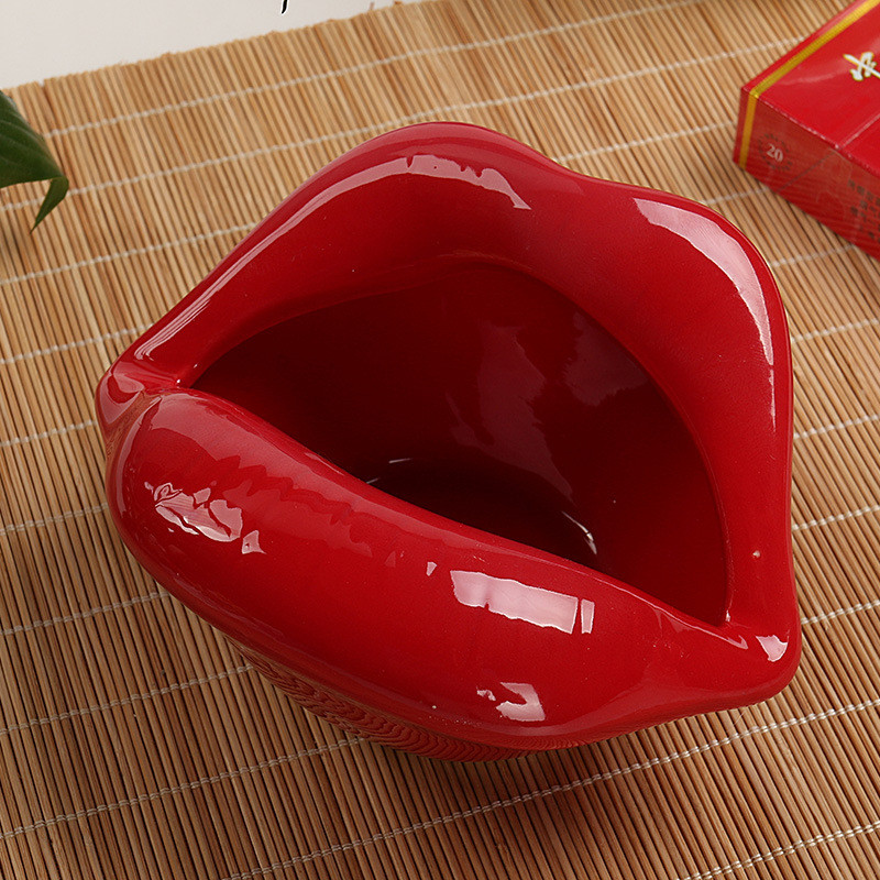 Cenicero de labios rojos de cerámica que apenas abre los labios perfectos
