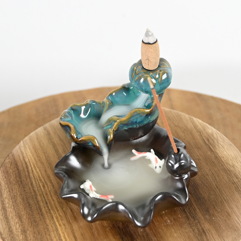 Ceramic Waterfall Backflow Inciense Quemador de loto verde diseño de estilo de loto dos peces dorados tocando