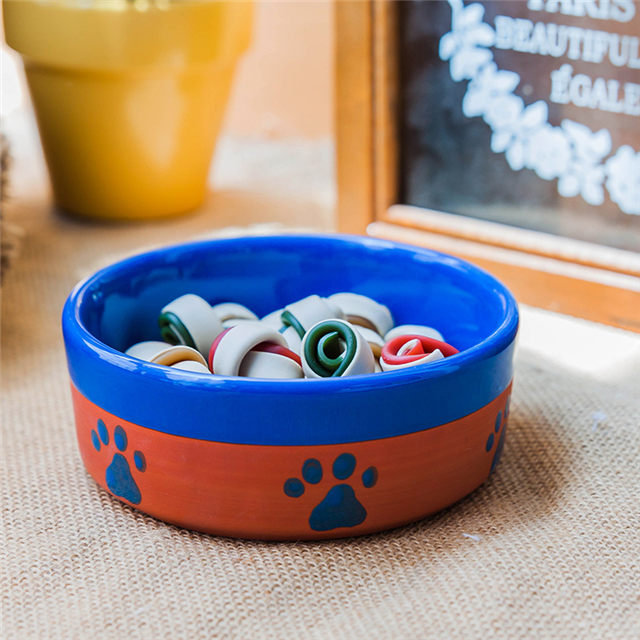 con huellas de perro Impresión de hueso impreso circular en el tazón Inferior Alimento para perros de cerámica Azul y naranja Alimentador de mascotas de cerámica Tazón de cerámica para perros de color rosa