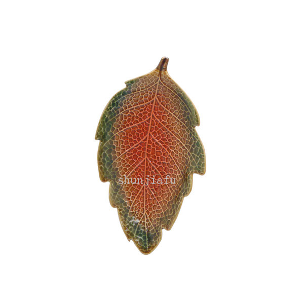 Varios colores placa de cerámica de hoja de arce verde